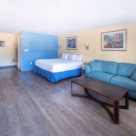 Days Inn By Wyndham Hicksville Long Island Exteriör bild